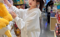 凯迪拉克14岁女孩视频